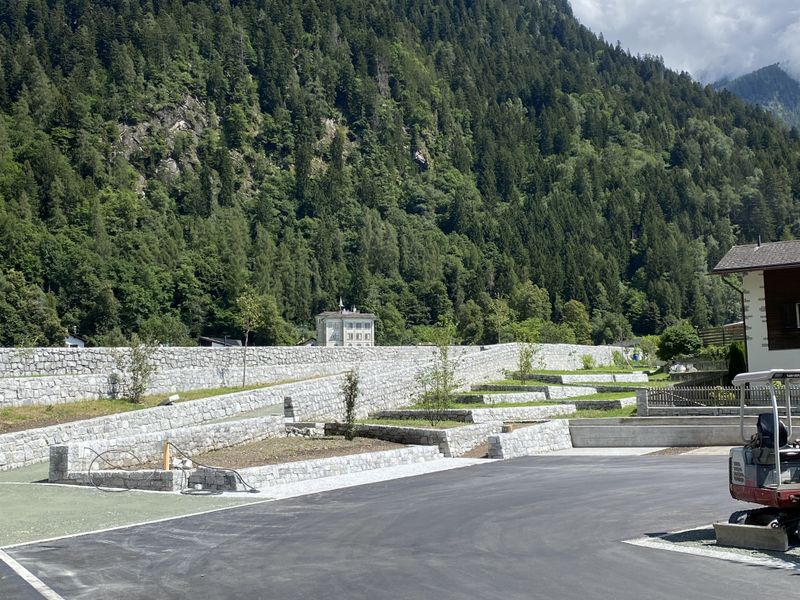 Bondo Neugestaltung Verbauungen – Damm Bondo_Ansicht Dorfseite – © mavo Landschaftsarchitekten GmbH